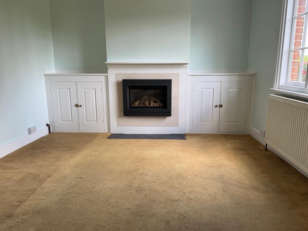Lot: 24 - SEMI-DETACHED COTTAGE IN RURAL LOCATION - Living room